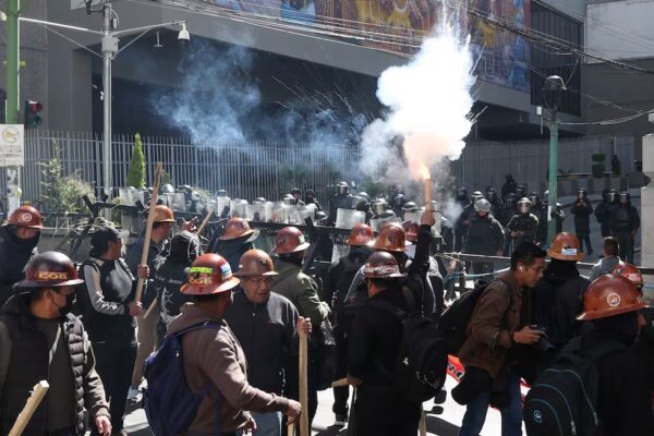 Estallido en Bolivia: paro indefinido, bloqueos y represión. El pueblo exige la renuncia del presidente