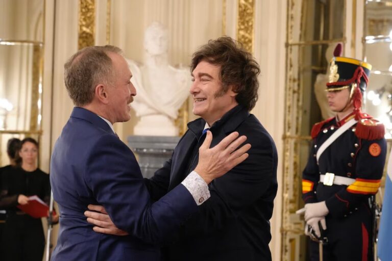 Milei irá hoy a la residencia del embajador de los EEUU y será el primer presidente argentino en celebrar allí el 4 de julio