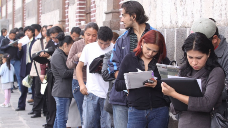 Agencia Bloomberg desmiente a Milei: la economía de Argentina crece pero no genera empleo
