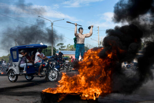 Primeras protestas contra el alza de combustibles en Perú
