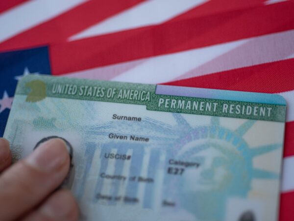 EEUU planea retirar miles de visas de trabajo o negocios a solicitantes de asilo