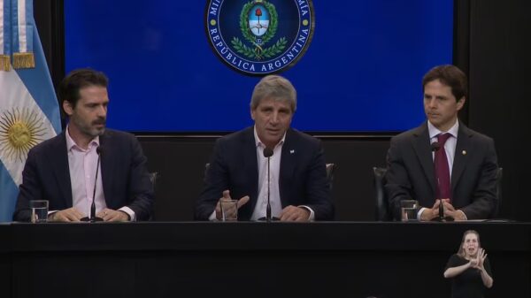 Caputo anuncia créditos hipotecarios con el dinero de los jubilados: “hace justicia social”