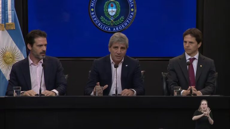Caputo anuncia créditos hipotecarios con el dinero de los jubilados: “hace justicia social”