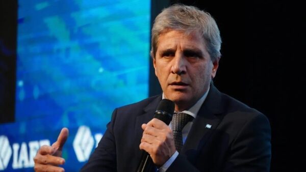 Caputo anunció préstamos en dólares para empresas y negó ayuda a familias endeudadas