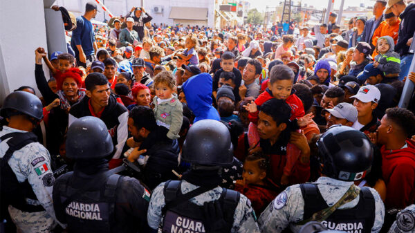 México: Más de mil migrantes rompen barrera de la Guardia Nacional e intentan entrar a Estados Unidos