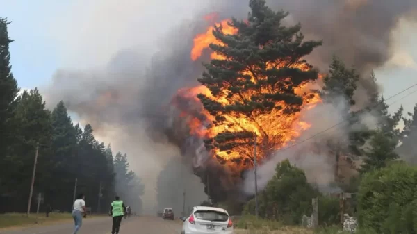 Epuyén, la localidad argentina devorada por el fuego y el desalojo masivo