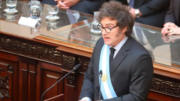 Javier Milei firma decreto de necesidad y urgencia que habilita acuerdo con el FMI