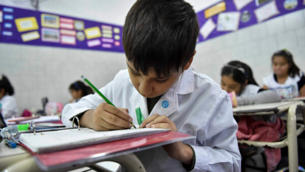 Argentina es el único país de la región que profundizó la brecha entre escuelas públicas y privadas