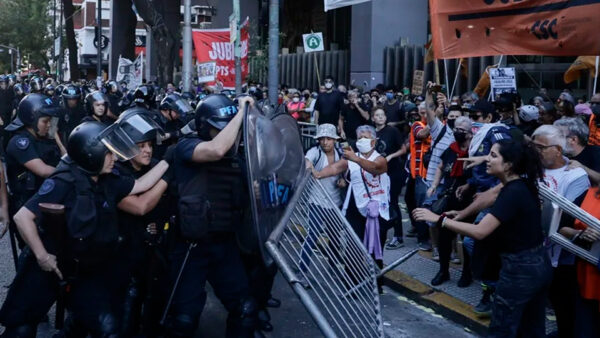 Los jubilados resisten embate policial en Argentina mientras perseveran en sus reclamos