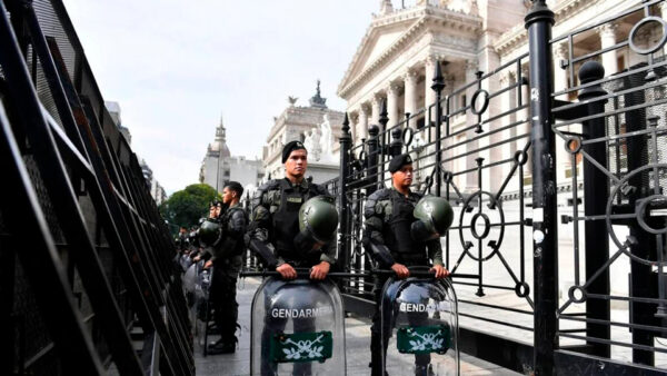 Más policías y más manifestantes: tensa jornada en Buenos Aires