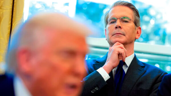 El secretario del Tesoro de Trump dice que la Argentina debería cancelar el swap con China