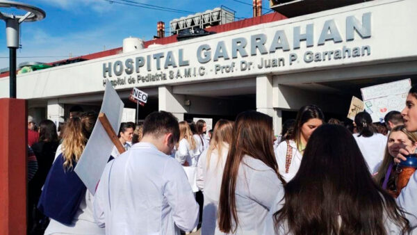 Personal de hospital argentino referente de América Latina busca resguardo del Plan Motosierra de Milei