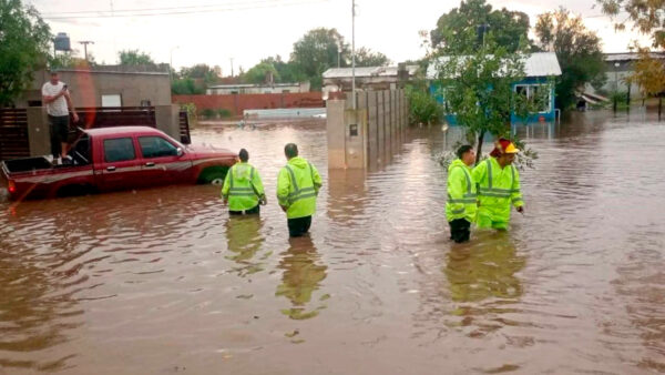 El gobernador de la provincia de Buenos Aires responsabiliza a Milei por las inundaciones y reclama fondos para obras