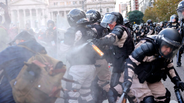Represión a jubilados deja más de 80 heridos en Argentina