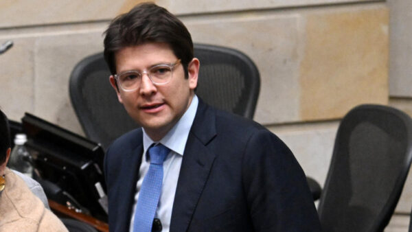 Disparan contra el precandidato presidencial de Colombia Miguel Uribe