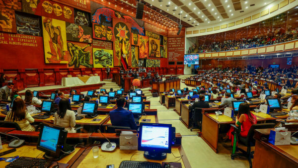Asamblea de Ecuador aprueba instalación de bases extranjeras