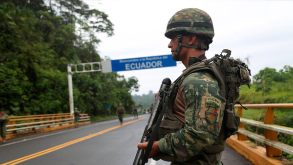 Ecuador aumenta 30% su presencia militar en la frontera con Colombia