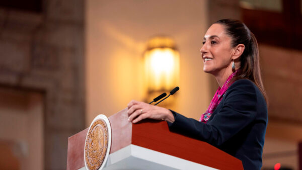 Sheinbaum firma decreto para disminuir la edad de jubilatoria de los maestros en México