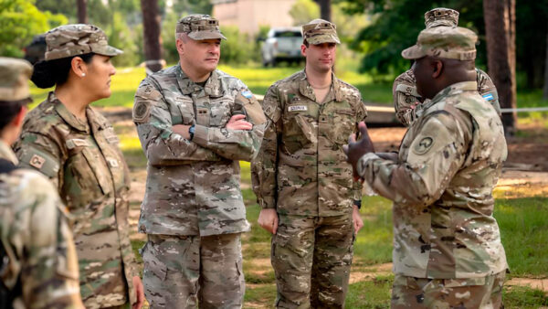 Cómo en los años 70, militares argentinos se capacitan en EEUU