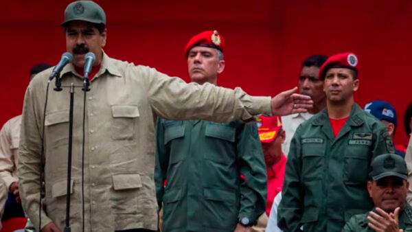 EEUU envía 3 destructores a las costas de Venezuela y Maduro responde movilizando a 4,5 millones de milicianos