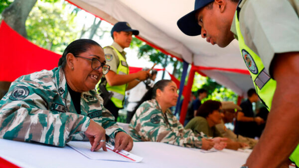 Maduro amplía el llamado a filas ante el despliegue militar de EEUU