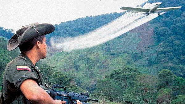 Petro advierte que “habrá fumigación aérea contra cultivos ilícitos” ante ataques al Ejército