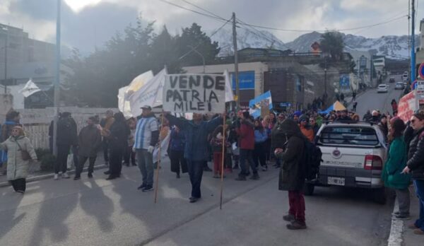 Milei obligado a suspender otro acto de campaña por protestas en su contra