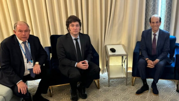 Un condenado por “bonos basura” recibe a Milei en EEUU