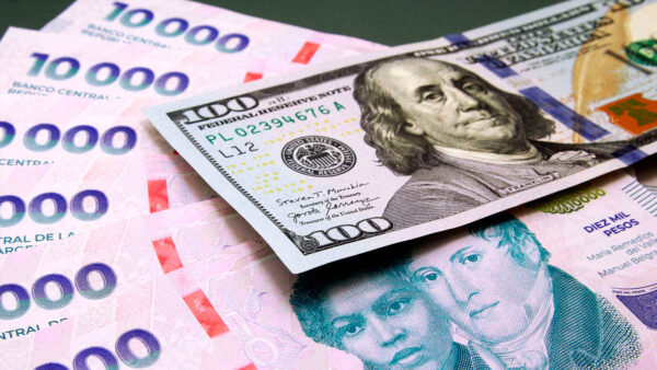 Gobierno argentino afirma que venderá “hasta el último dólar” para defender su modelo económico