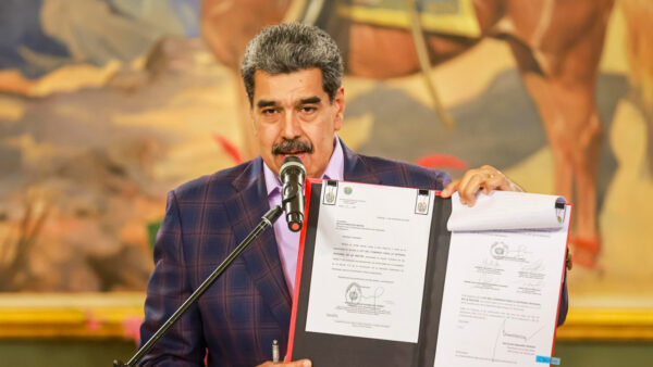 Maduro firma la ley de los comandos de defensa integral de Venezuela