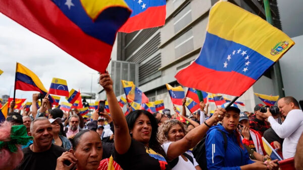 El pueblo venezolano marcha junto a Maduro mientras continúa la cancelación de vuelos a Venezuela