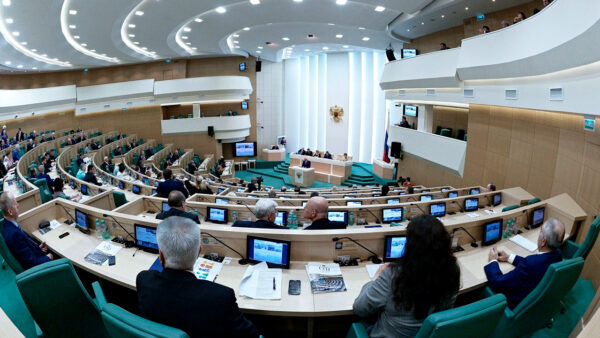 El Senado ruso insta a parlamentos del mundo a condenar amenazas de EEUU contra Venezuela