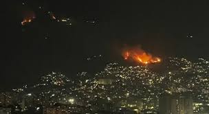 Criminal ataque de EEUU contra Venezuela: Bombardeos con víctimas y Maduro capturado