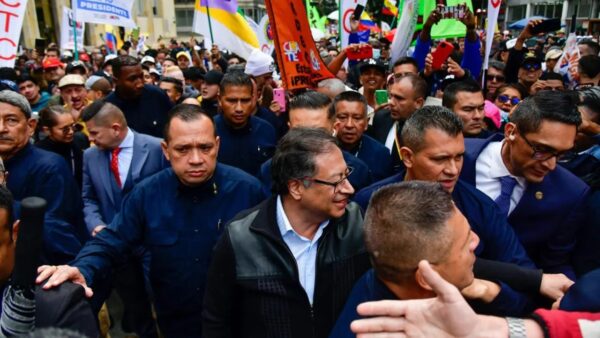 Petro sostiene el aumento el salario mínimo frente al ataque judicial: los derechos los defiende el pueblo mismo