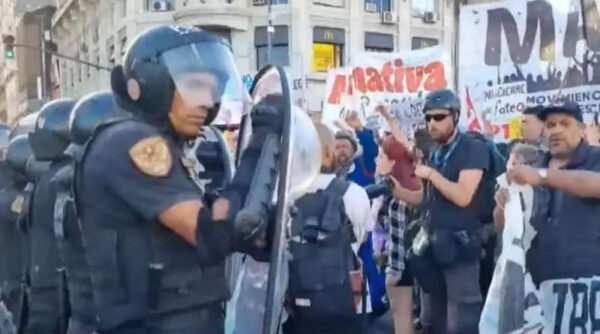 La policía reprime a manifestantes que rechazan la reforma laboral en Argentina