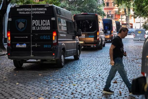 Adorni se hizo custodiar por un megaoperativo policial: asustado por la clase abierta de universitarios