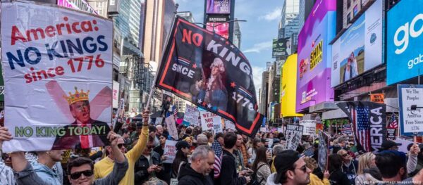 Masiva marcha “NO KINGS”: ocho millones contra Trump, la guerra y la violencia