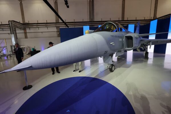 Mientras Milei compra chatarra, Lula presentó su primer caza supersónico fabricado en el país