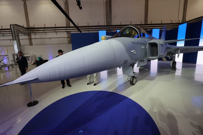 Mientras Milei compra chatarra, Lula presentó su primer caza supersónico fabricado en el país