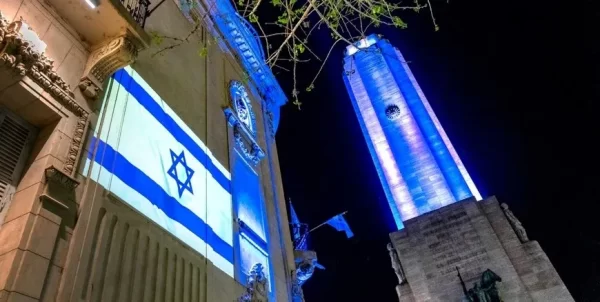 Izaron la bandera de Israel en el Monumento a la Bandera de Rosario para “celebrar” el Día de la Independencia