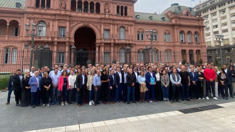 Intendentes de toda la Argentina marchan al Ministerio de Economía en reclamo de fondos y obras paralizadas