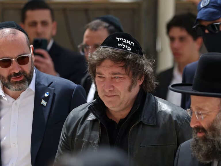 Entre lágrimas y karaoke: Milei convierte la política exterior en un show personal