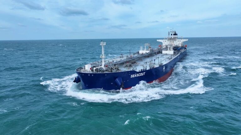 Petrolero chino ignora a Trump y cruza Ormuz a pesar de su bloqueo