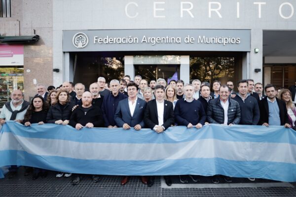 Kicillof redobla el reclamo a Milei junto a intendentes: exige que pague lo que robó a la provincia de Buenos Aires