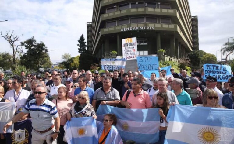 Las cinco fuerzas de seguridad de Argentina protestaron contra el ajuste y el abandono de Milei