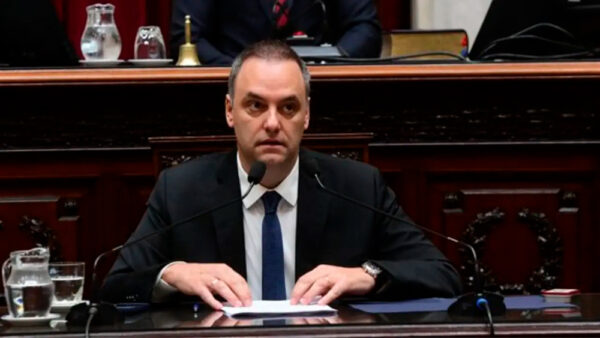 Gobierno libertario en jaque: piden detener a Manuel Adorni por “apretar a un testigo”