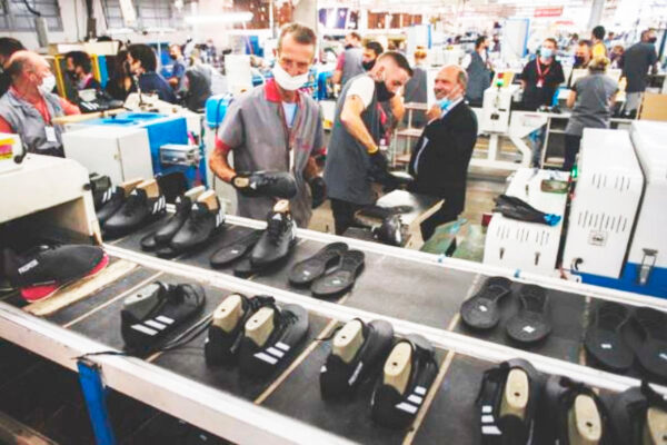 El “éxito” libertario: Fabrica que produce para Adidas cierra su planta Argentina y lleva las máquinas para producir en Paraguay