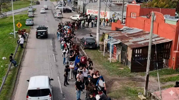 Argentina de Milei: Más de 10 cuadras de fila para conseguir solo 60 puestos de trabajo en un frigorífico
