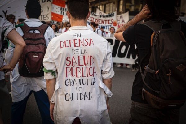 Organizaciones y gremios se movilizan contra los recortes en la Salud Pública argentina