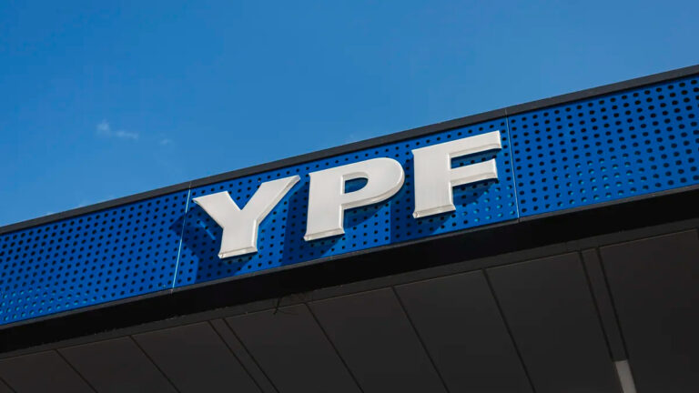 La YPF libertaria vuelve a aumentar los combustibles en Argentina